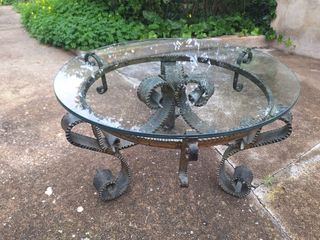 Mesita de cristal y metal