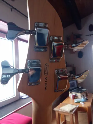 Bajo Eléctrico Yamaha Y1006