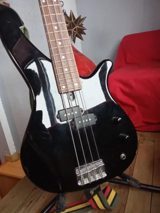 Bajo Eléctrico Yamaha Y1006