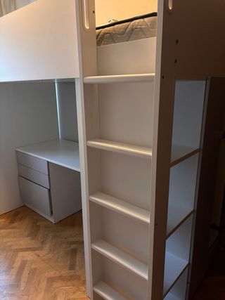 Litera con escritorio, estantería y armario