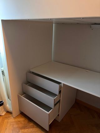 Litera con escritorio, estantería y armario
