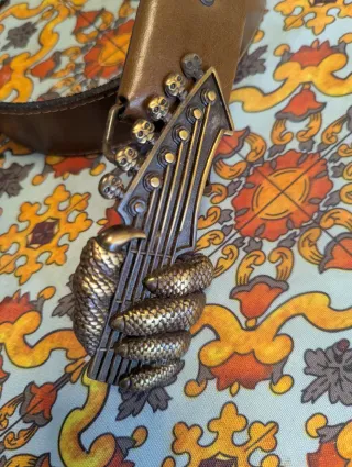 Fibbia cintura mano diavolo chitarra