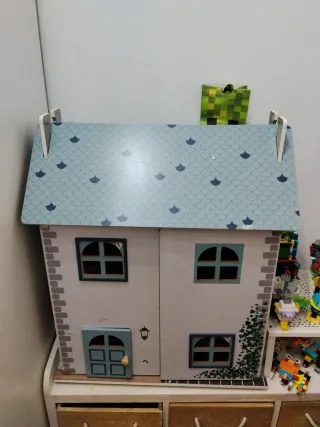 Casa de muñecas con muebles