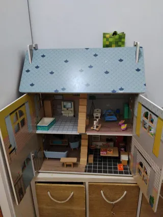 Casa de muñecas con muebles