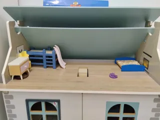 Casa de muñecas con muebles