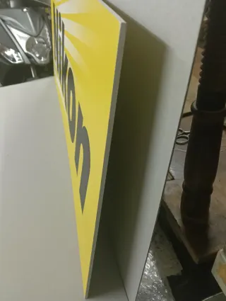 Insegna pubblicitaria Nikon in buone condizioni