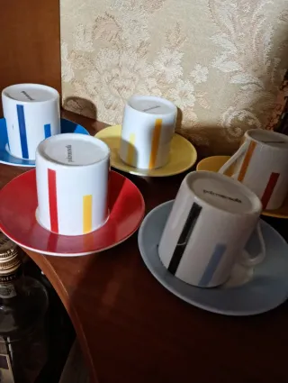 Tazzine da caffè con piattini