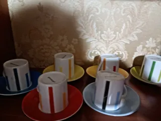 Tazzine da caffè con piattini