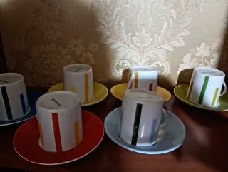 Tazzine da caffè con piattini