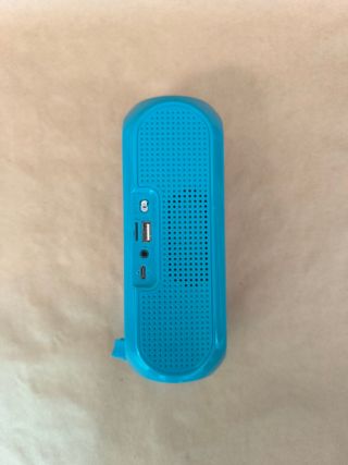 Altavoz Bluetooth portátil con panel solar - Nuevo