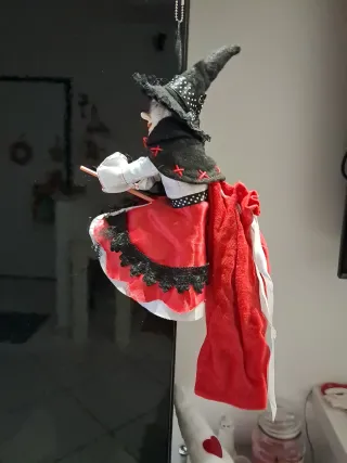 Befana sulla scopa decorativa con sacchetto