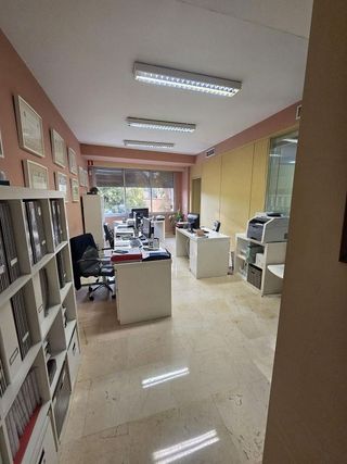 Oficina en venta en Los Remedios en Sevilla