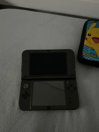 Nintendo New 3DS XL Negra + Funda Pikachu + Lapiz