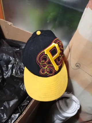 Gorra New Era Piratas Negra y Amarilla