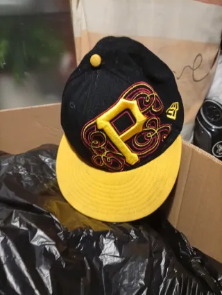 Gorra New Era Piratas Negra y Amarilla