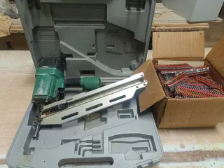 Clavadora Hitachi + Caja Puntas 50mm