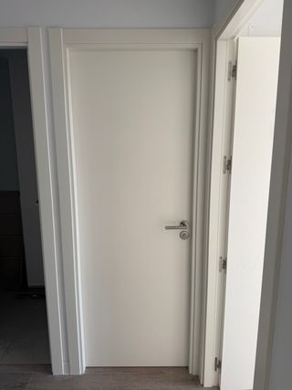 Puerta blanca obra nueva