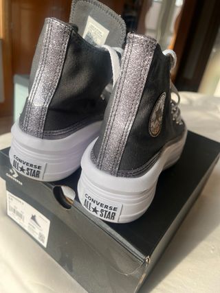 Converse negras con detalles brillantes