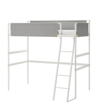 Cama alta Ikea blanca con barreras grises