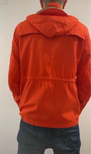Parka ligera con capucha naranja