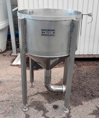 Depósito Inox con Fondo Cónico y Patas
