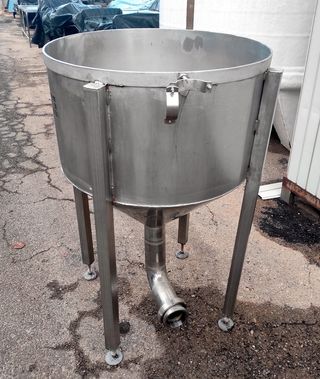 Depósito Inox con Fondo Cónico y Patas