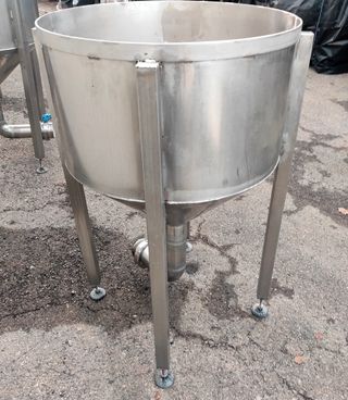 Depósito Inox con Fondo Cónico y Patas