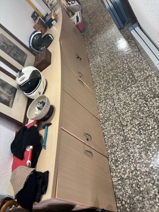 Mueble de oficina beige y marrón