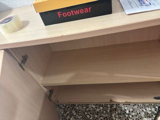 Mueble de oficina beige y marrón