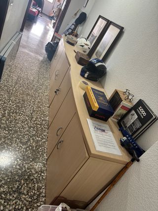 Mueble de oficina beige y marrón