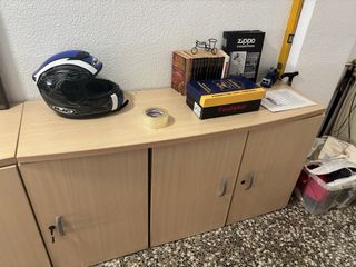 Mueble de oficina beige y marrón