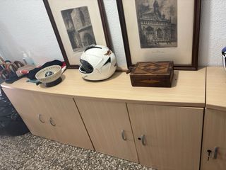 Mueble de oficina beige y marrón