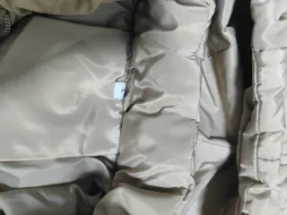 Chaqueta acolchada camel dorada