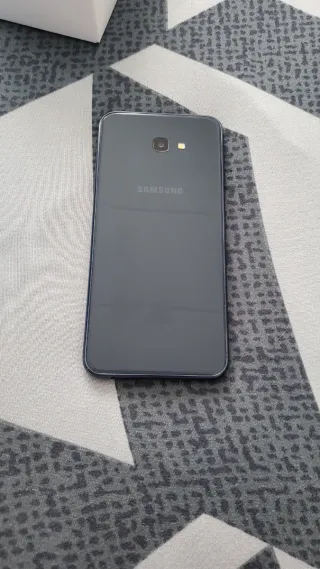 Samsung Galaxy J4+ in perfette condizioni con piccola macchia sullo schermo