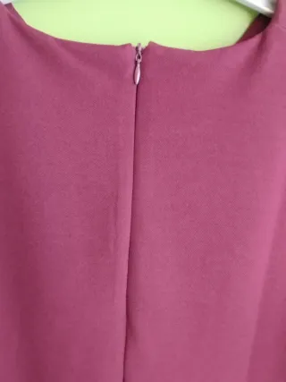 Vestido Zara granate: frunces y abertura lateral.