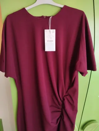 Vestido Zara granate: frunces y abertura lateral.