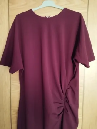 Vestido Zara granate: frunces y abertura lateral.