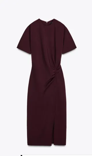Vestido Zara granate: frunces y abertura lateral.