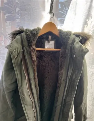 Abrigo Bershka verde militar talla S