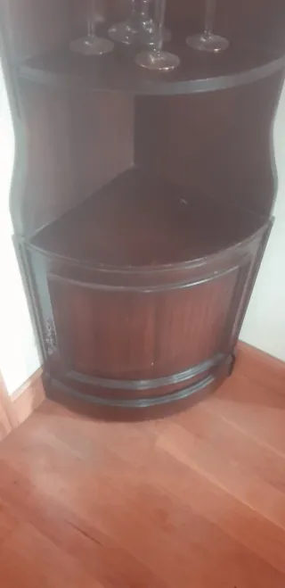 Estanteria madera con puerta inferior