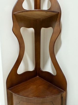 Estantería de esquina de madera