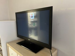 Televisor LG 32” • medidas 76*49cm Negro