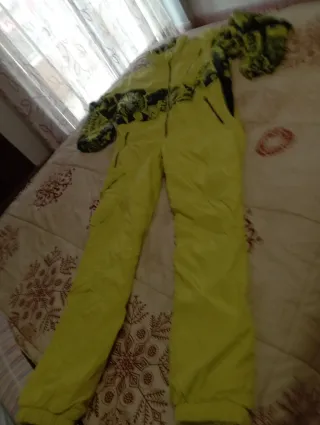 Mono de nieve talla 36 y guantes