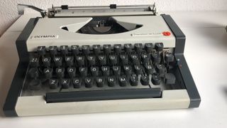 Máquina de escribir Olympia Traveller De Luxe