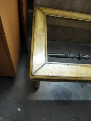 Mesa de centro estilo barroco, con cristal central