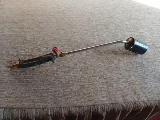 Soplete de gas con llama grande