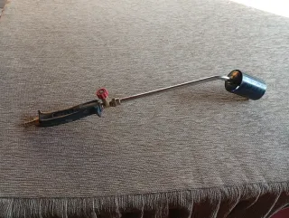 Soplete de gas con llama grande