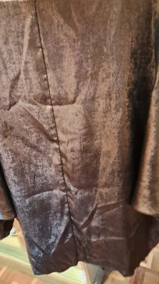 Camisola castanha com brilho.