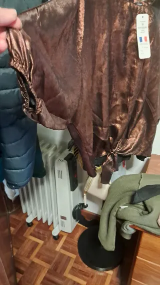 Camisola castanha com brilho.