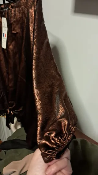 Camisola castanha com brilho.